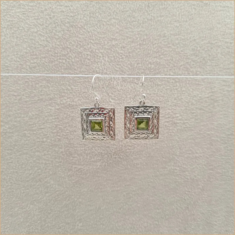 Boucles d'oreilles carrées ethniques en péridot "EI1323.X"