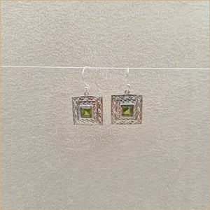 Boucles d'oreilles carrées ethniques en péridot "EI1323.X"
