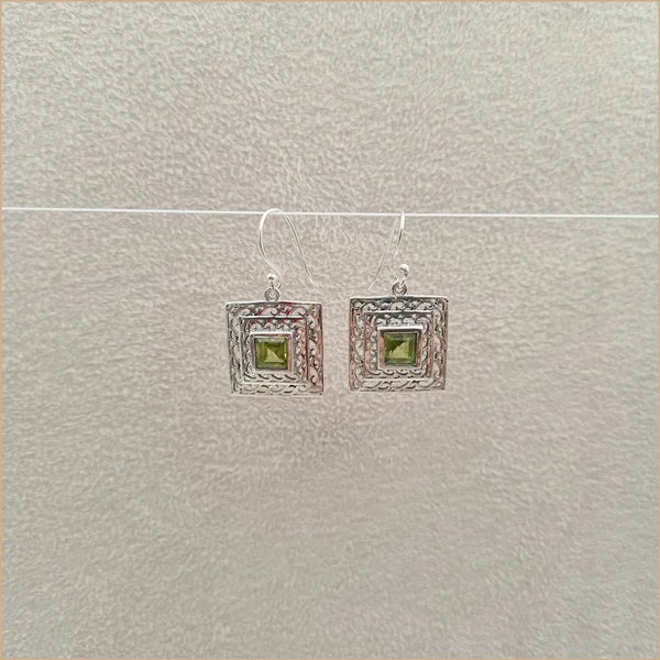 Boucles d'oreilles carrées ethniques en péridot "EI1323.X"