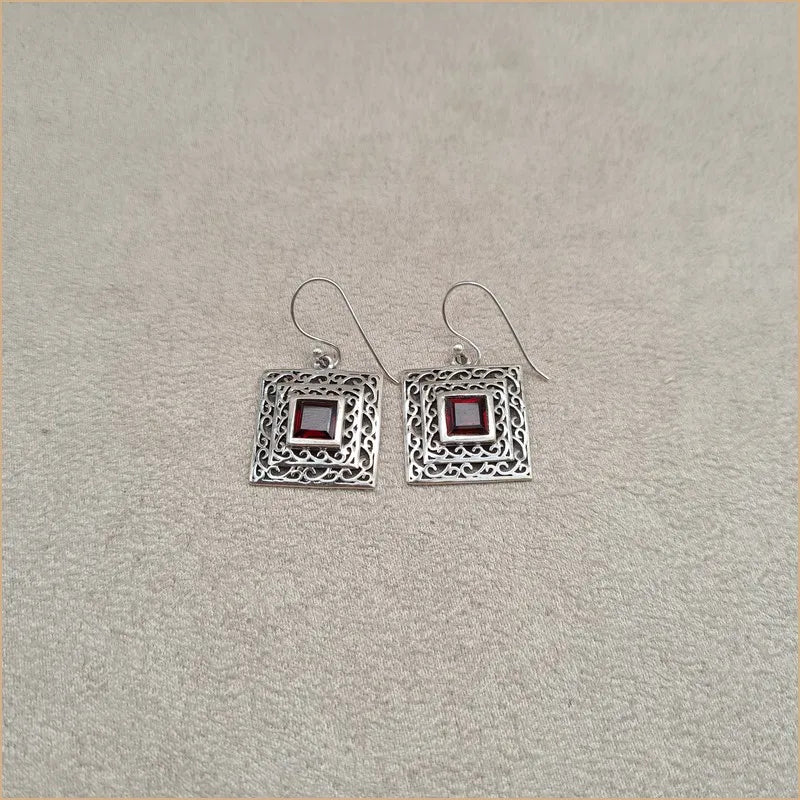 Boucles d'oreilles carrées ethniques en grenat "EI1323.G"