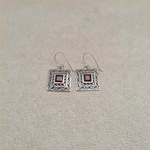 Boucles d'oreilles carrées ethniques en grenat "EI1323.G"