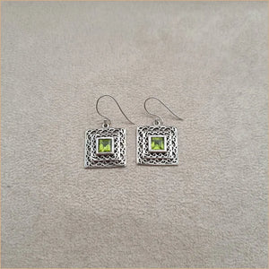 Boucles d'oreilles carrées ethniques en péridot "EI1323.X"