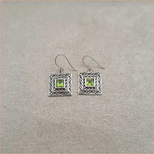 Boucles d'oreilles carrées ethniques en péridot "EI1323.X"