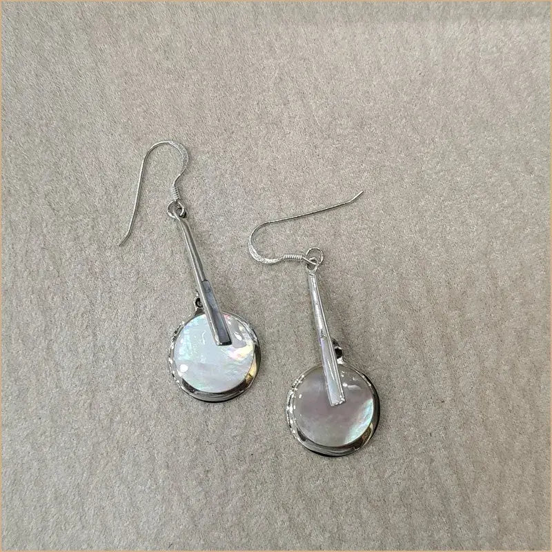 Boucles d’oreilles pendantes en nacre blanche “EN1098.W