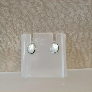 Boucles d’oreilles clous en nacre blanche “EN1099.W"