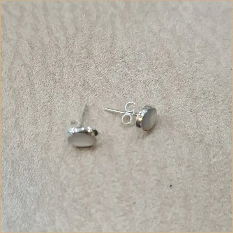Boucles d’oreilles clous en nacre blanche “EN1099.W"