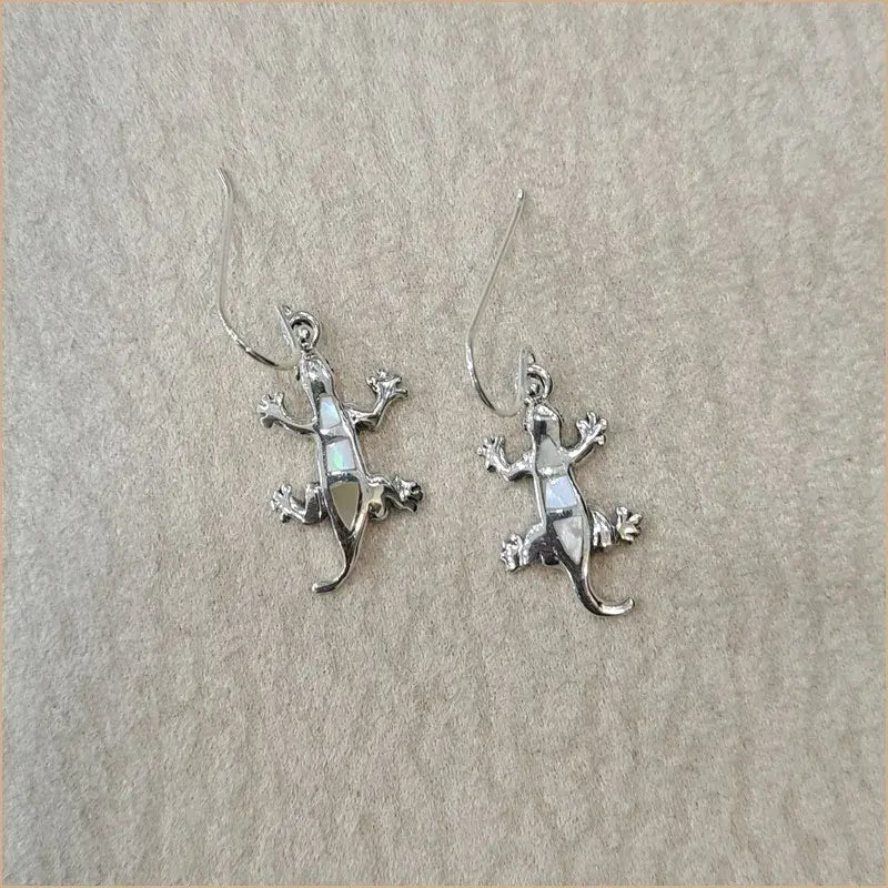 Boucles d’oreilles pendantes mabouya lézard en nacre blanche “EN1068.W”