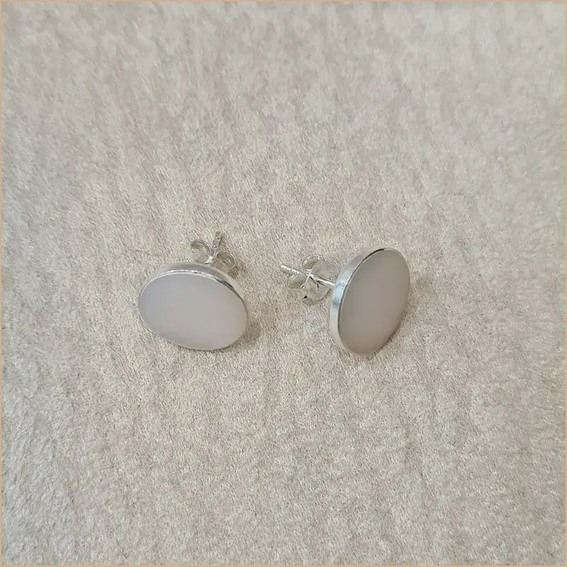 Boucles d'oreilles clous en nacre blanche "EN1080.W"