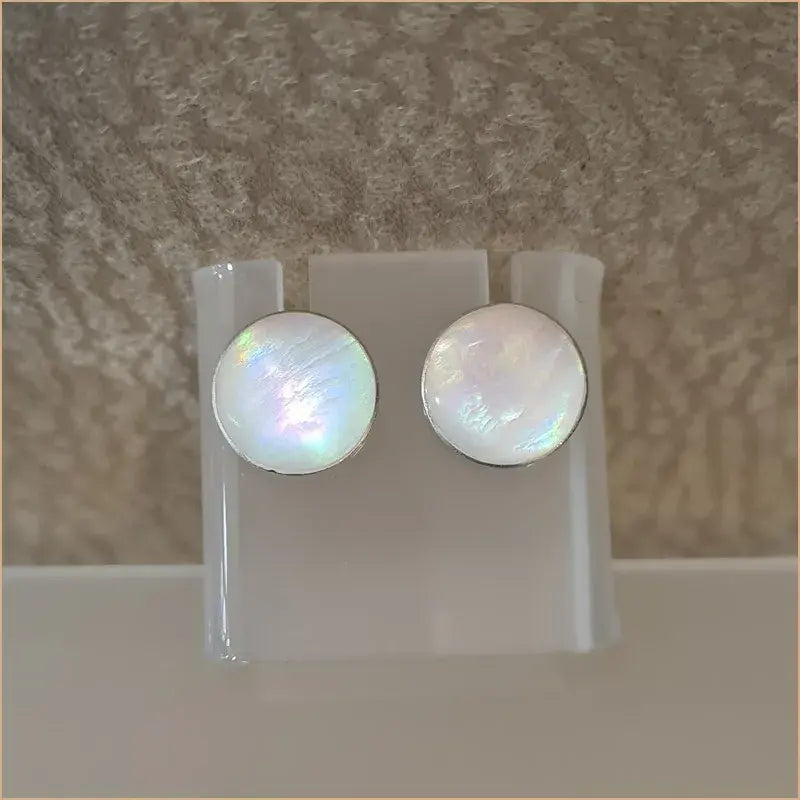 Boucles d'oreilles clous en nacre blanche "EN1080.W"