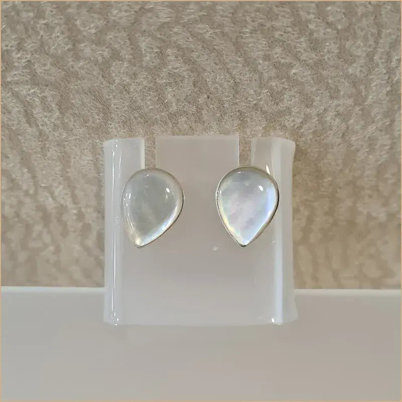 Boucles d'oreilles clous en nacre blanche "EN1082.W"
