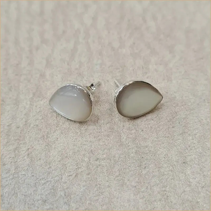Boucles d'oreilles clous en nacre blanche "EN1082.W"