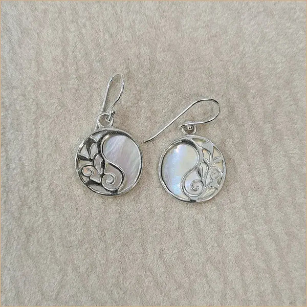Boucles d'oreilles recto verso gravé en nacre blanche "EN1084.W"