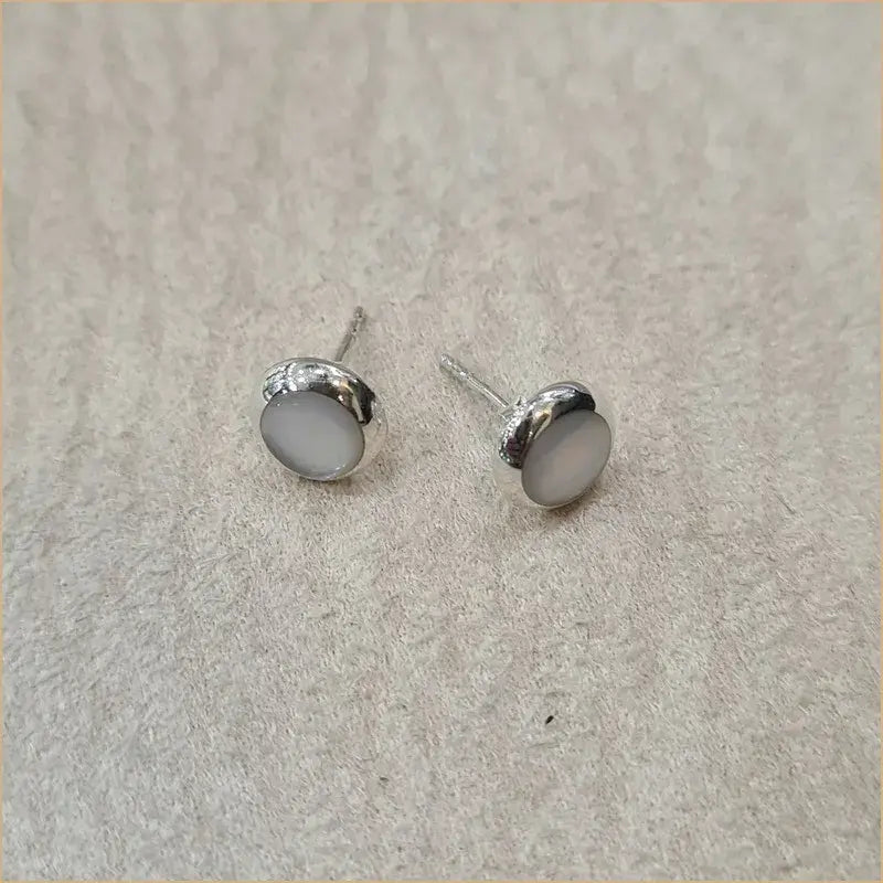 Boucles d’oreilles clous en nacre blanche “EN1102.W"