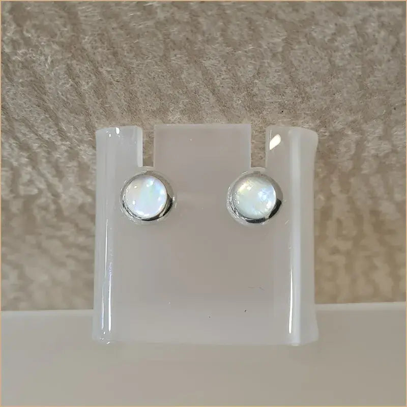 Boucles d’oreilles clous en nacre blanche “EN1102.W"