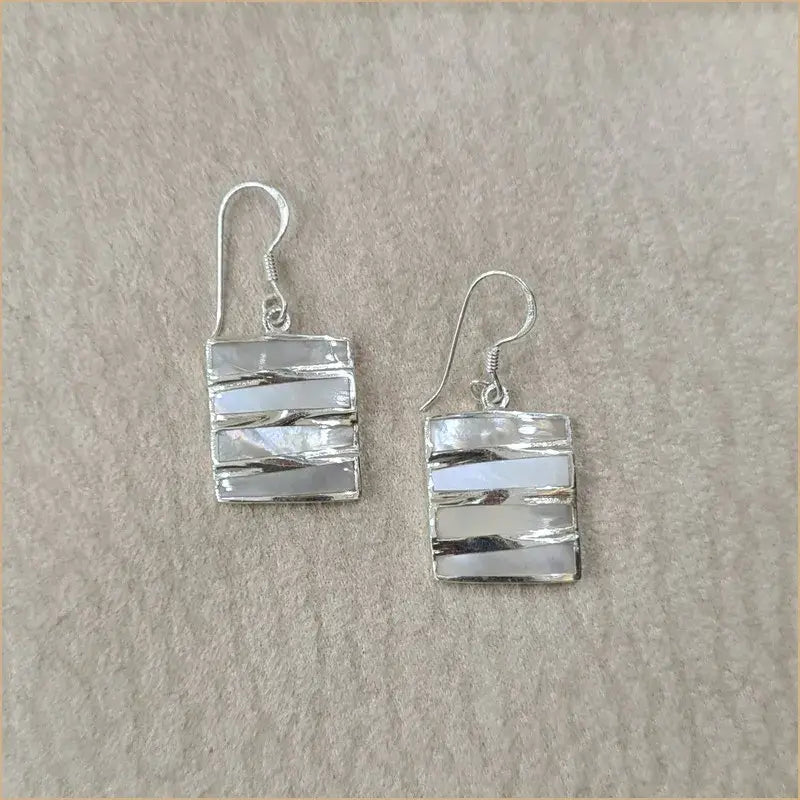 Boucles d’oreilles pendantes rectangulaires en nacre blanche “EN1104.W"