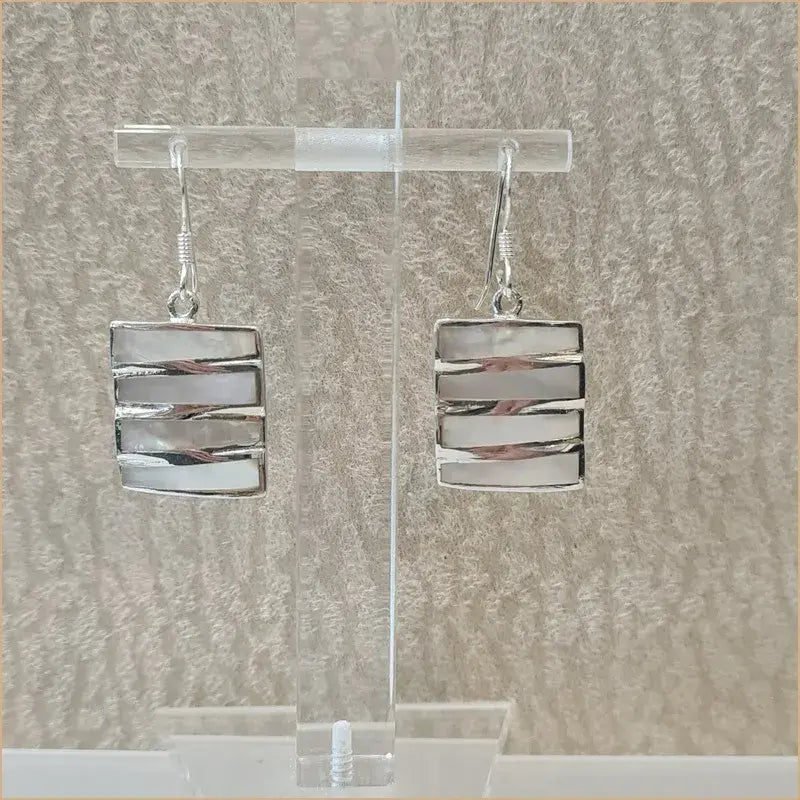 Boucles d’oreilles pendantes rectangulaires en nacre blanche “EN1104.W"