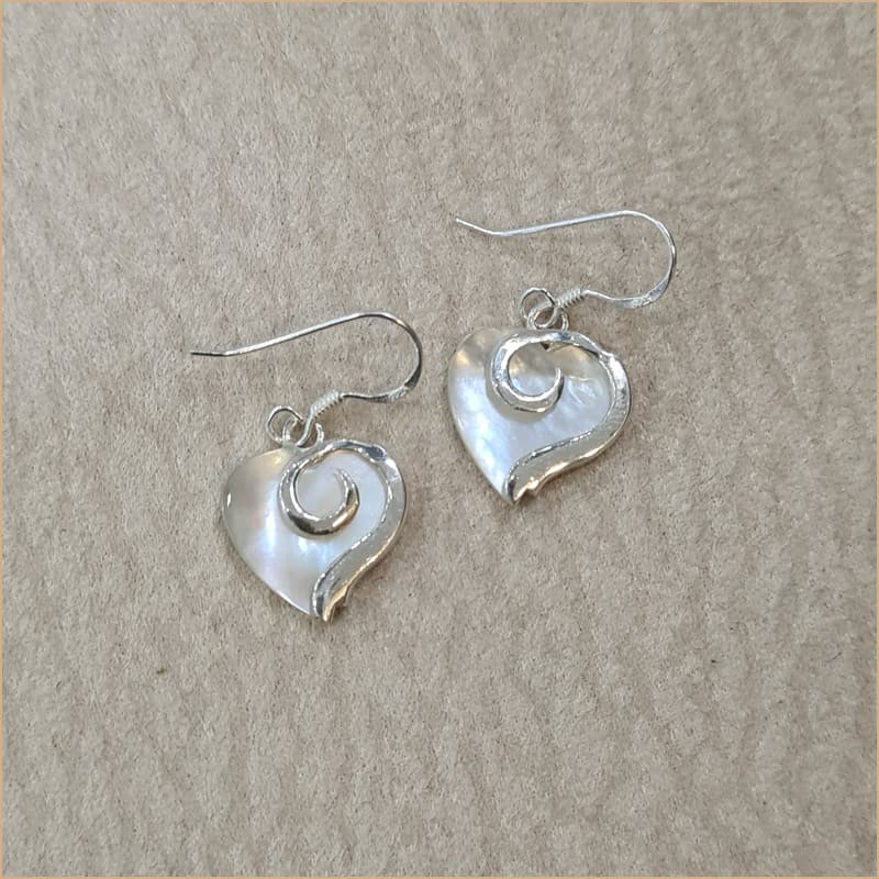 Boucles d'oreilles coeur en nacre blanche "EN1106.W"