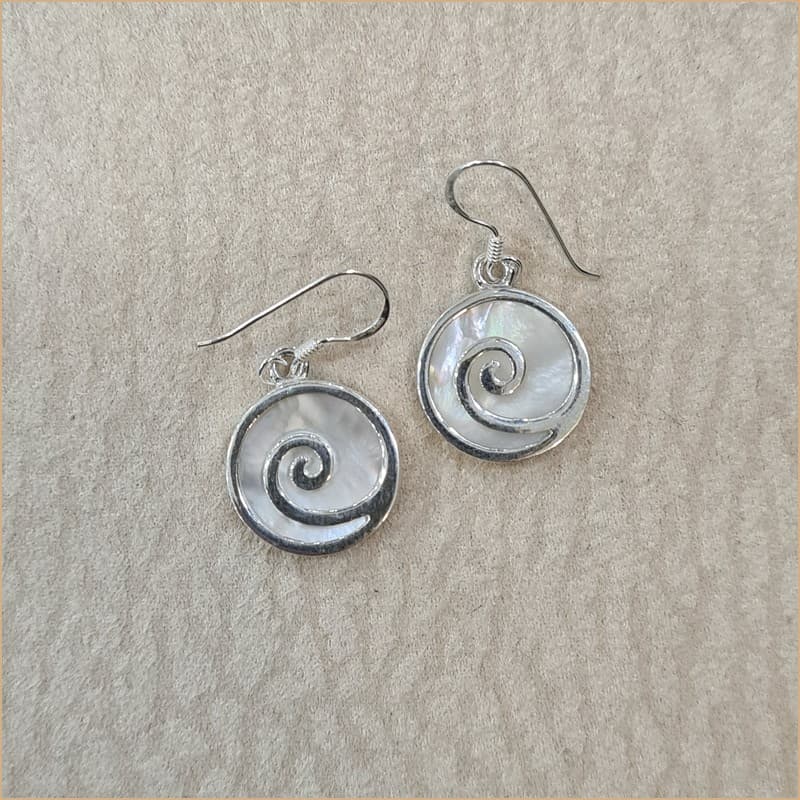 Boucles d'oreilles spirale en nacre blanche "EN1107.W"
