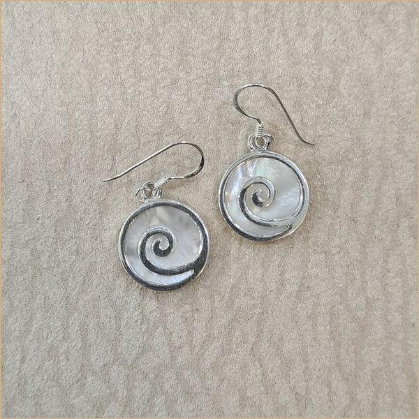 Boucles d'oreilles spirale en nacre blanche "EN1107.W"