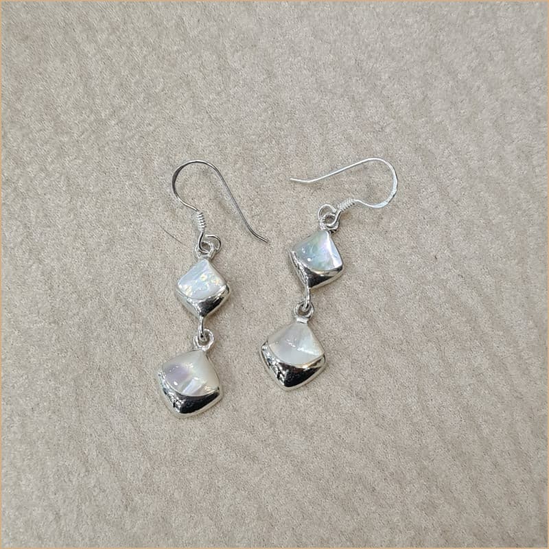 Boucles d'oreilles pendantes en nacre blanche "EN1109.W"
