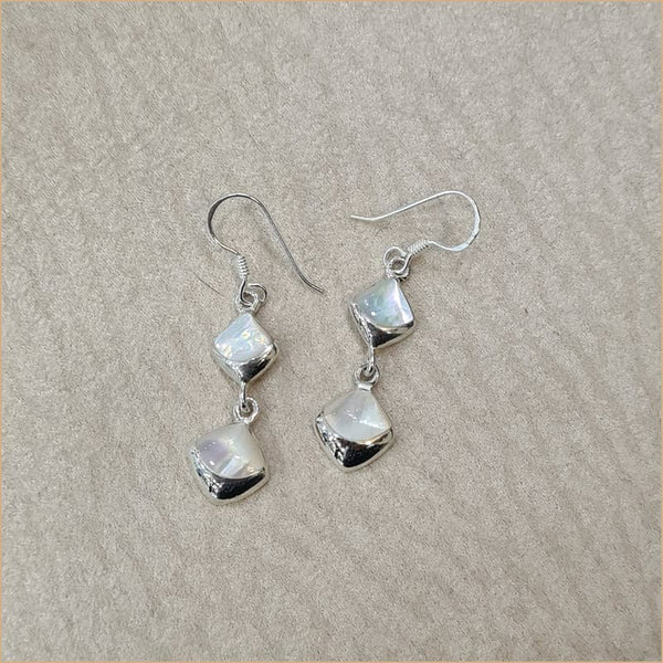 Boucles d'oreilles pendantes en nacre blanche "EN1109.W"