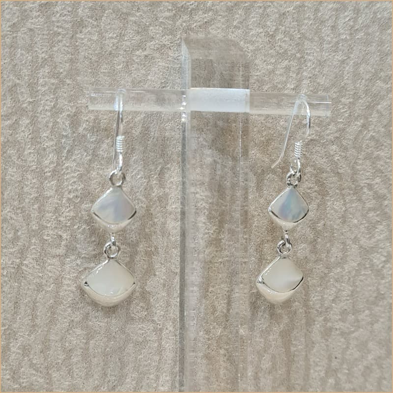 Boucles d'oreilles pendantes en nacre blanche "EN1109.W"