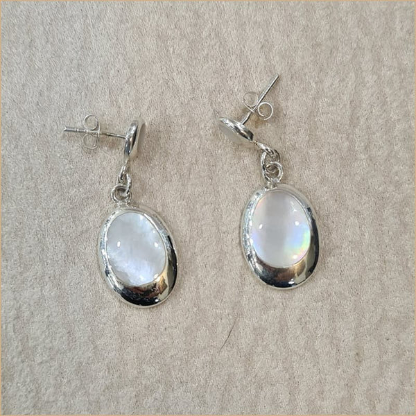 Boucles d'oreilles pendantes ovales en nacre blanche "EN1113.W"