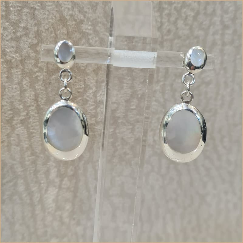 Boucles d'oreilles pendantes ovales en nacre blanche "EN1113.W"