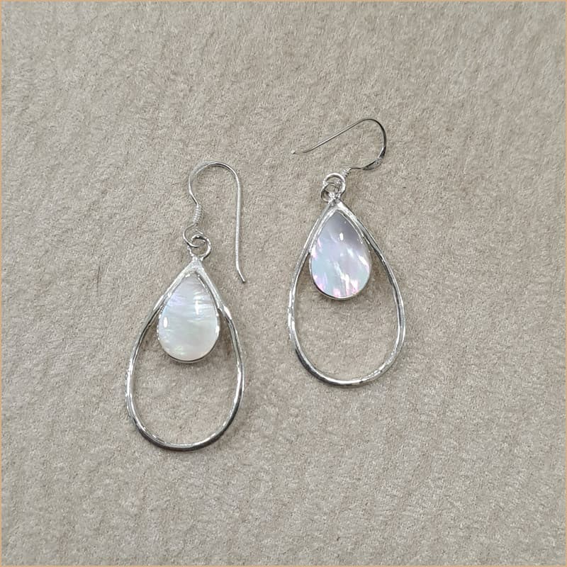 Boucles d'oreilles pendantes gouttes en nacre blanche "EN1114.W"
