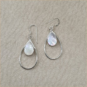 Boucles d'oreilles pendantes gouttes en nacre blanche "EN1114.W"