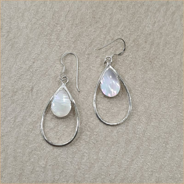 Boucles d'oreilles pendantes gouttes en nacre blanche "EN1114.W"