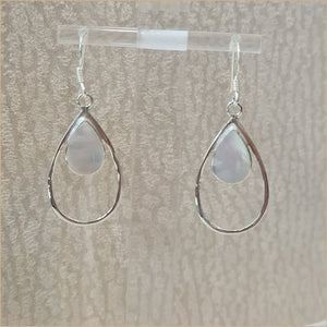 Boucles d'oreilles pendantes gouttes en nacre blanche "EN1114.W"