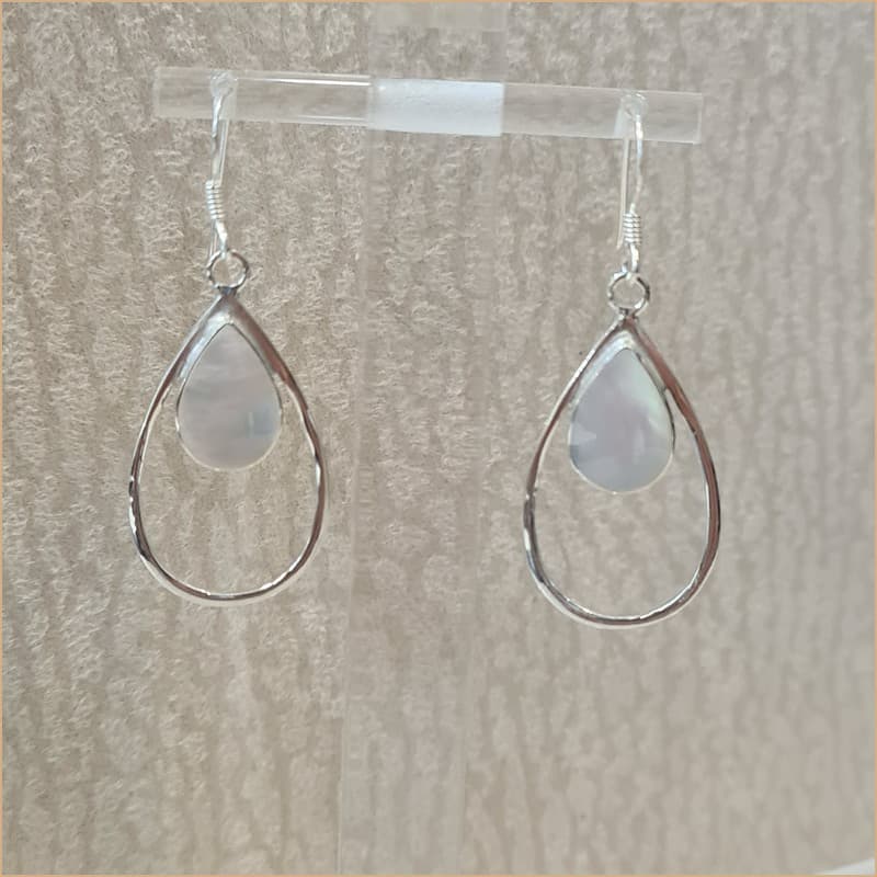 Boucles d'oreilles pendantes gouttes en nacre blanche "EN1114.W"