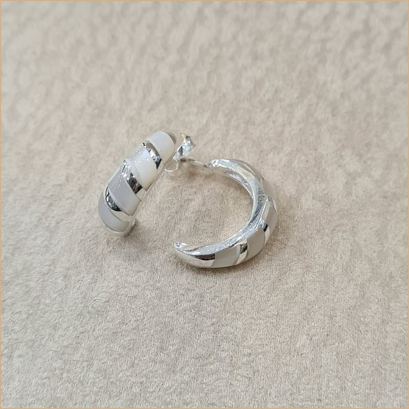 Boucles d'oreilles demi créoles en nacre blanche "EN1119.W"