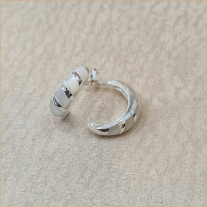 Boucles d'oreilles demi créoles en nacre blanche "EN1119.W"