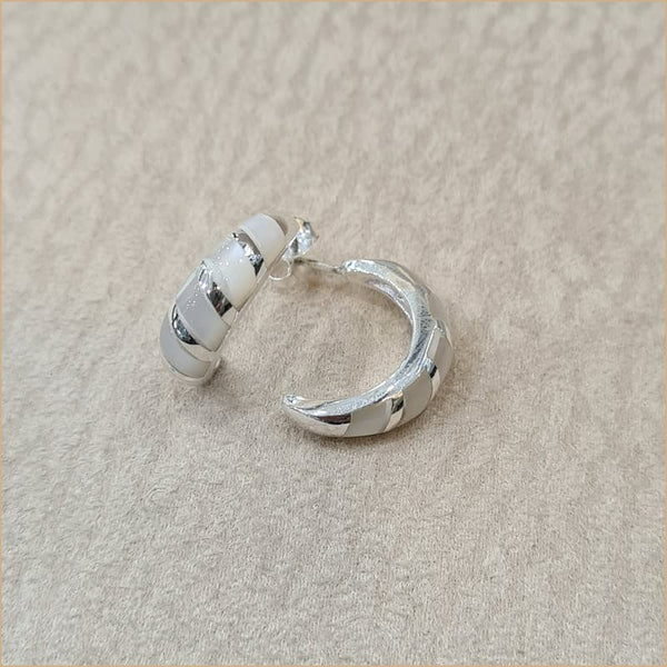 Boucles d'oreilles demi créoles en nacre blanche "EN1119.W"