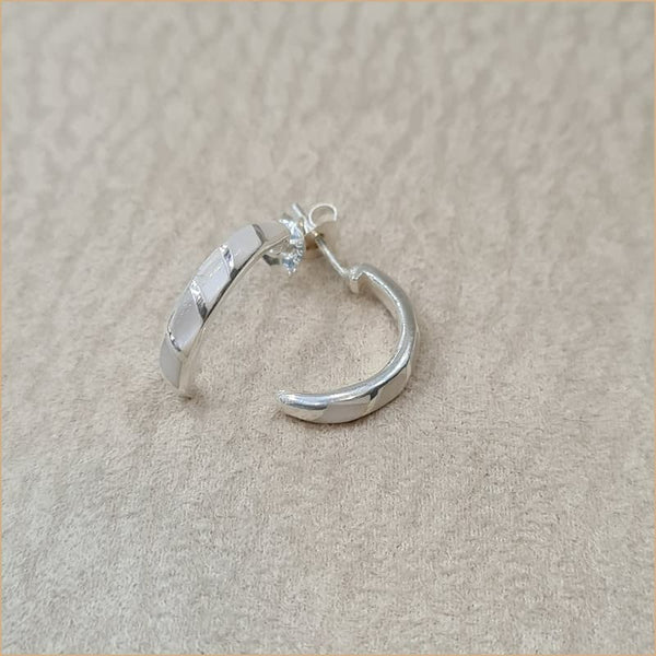 Boucles d'oreilles demi créoles en nacre blanche "EN1120.W"