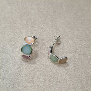 Boucles d'oreilles demi créoles en nacre multicolore "EN1122.M"