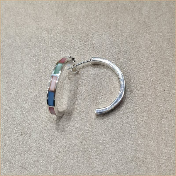 Boucles d’oreilles demi créoles en nacre multicolore “EN1123.M”