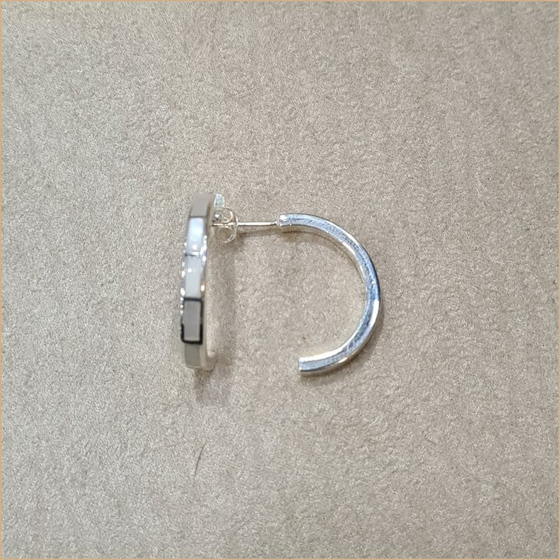 Boucles d’oreilles demi créoles en nacre blanche “EN1123.W”