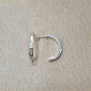 Boucles d’oreilles demi créoles en nacre blanche “EN1123.W”