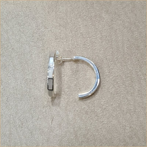 Boucles d’oreilles demi créoles en nacre blanche “EN1123.W”