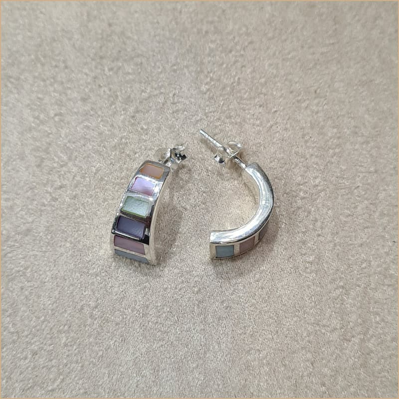Boucles d’oreilles demi créoles en nacre multicolore “EN1124.M”