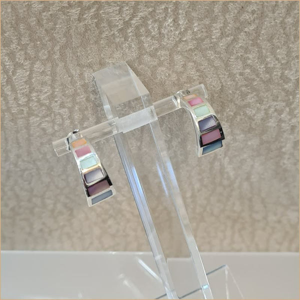 Boucles d’oreilles demi créoles en nacre multicolore “EN1124.M”