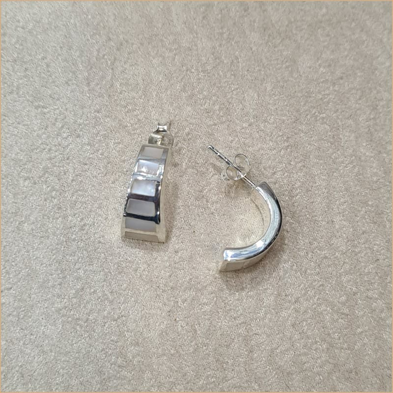 Boucles d’oreilles demi créoles en nacre blanche “EN1124.W”