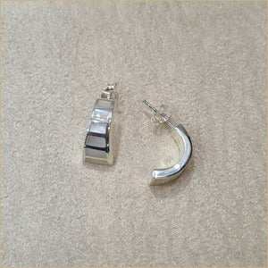 Boucles d’oreilles demi créoles en nacre blanche “EN1124.W”