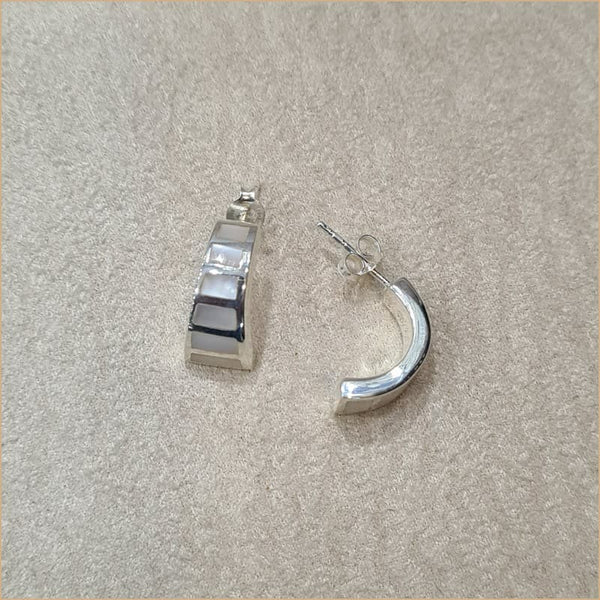 Boucles d’oreilles demi créoles en nacre blanche “EN1124.W”