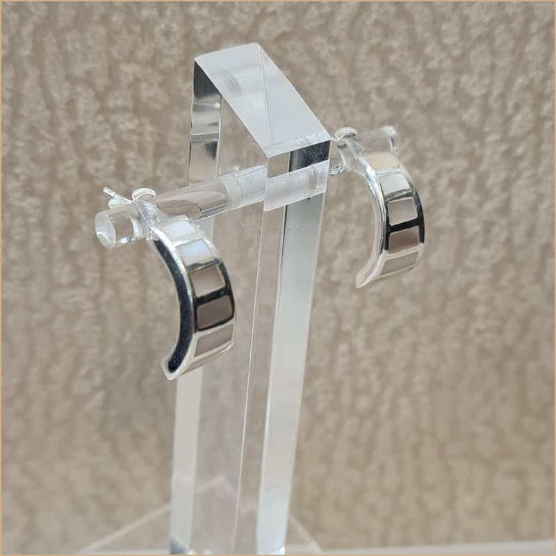 Boucles d’oreilles demi créoles en nacre blanche “EN1124.W”