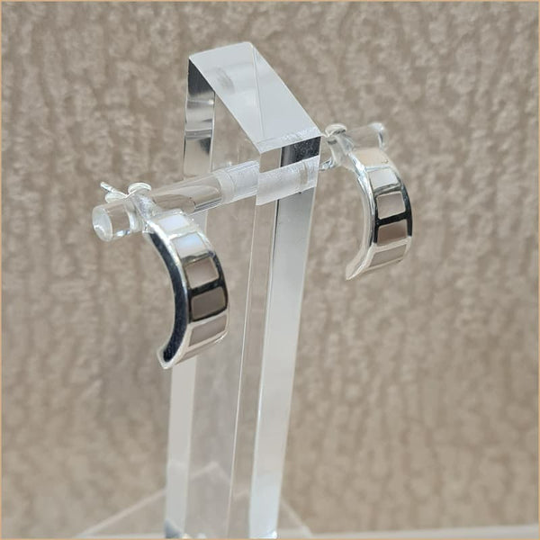 Boucles d’oreilles demi créoles en nacre blanche “EN1124.W”