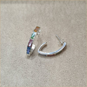 Boucles d’oreilles demi créoles en nacre multicolore “EN1125.M”